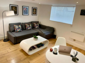 Modern, period property with Parking - Located near Uni, Hospital & Town Centre